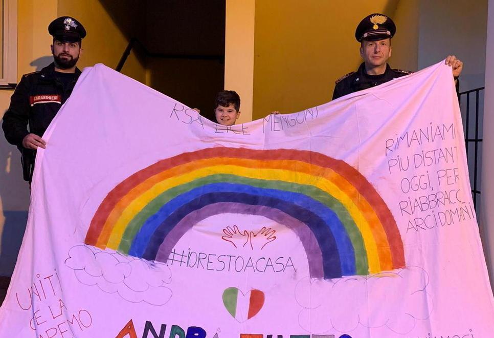 I carabinieri recapitano lo striscione del bambino