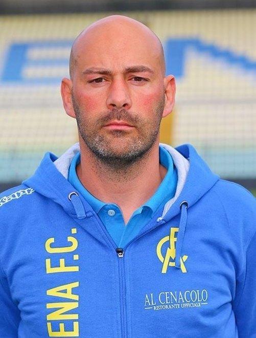 I gialli lavorano a distanza con il programma di Poli E il calcio inizia a fare i conti
