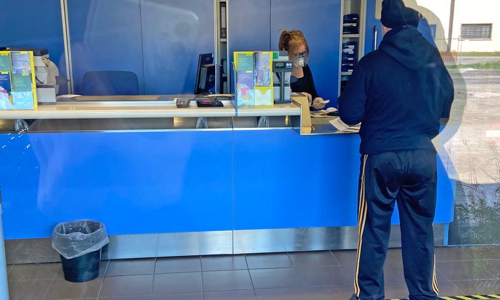 Poste Italiane riduce ancora Le aperture sono dimezzate 