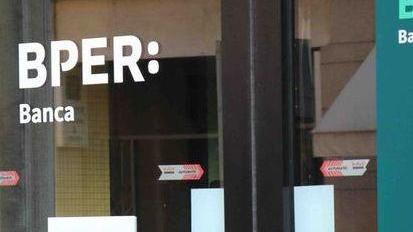 Chiuse da ieri tutte le filiali ma Bper vola a Piazza Affari grazie all’accordo con Intesa