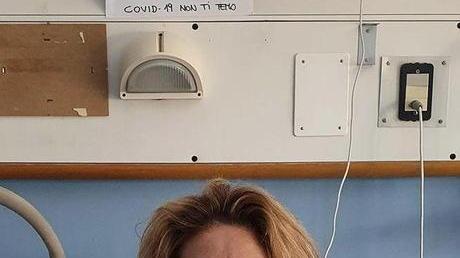 L'appello di una commessa ricoverata: «Non si ammalano solo gli anziani qui dentro si muore, state a casa»