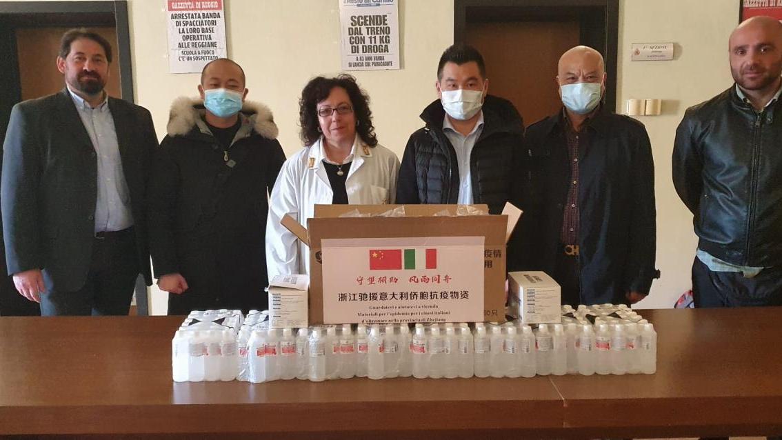 L'Associazione Cinese di Reggio Emilia dona mascherine e amuchina ai poliziotti
