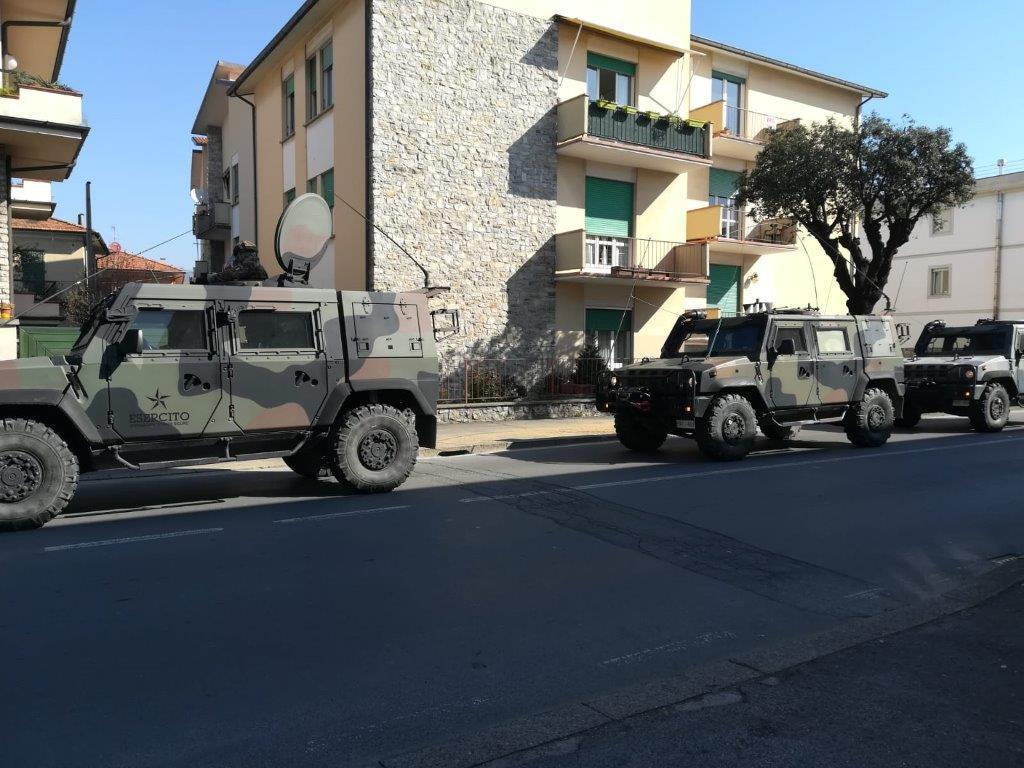 Mezzi militari per le strade di Montecatini