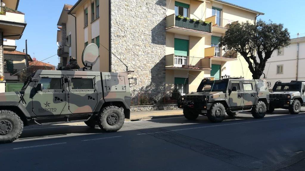 Mezzi militari per le strade di Montecatini