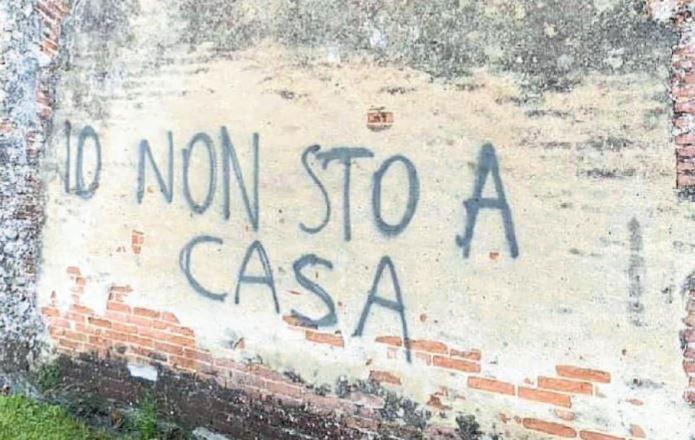 Coronavirus, il gatto al guinzaglio o l’abbronzatura: quelli che a casa non ci vogliono stare 