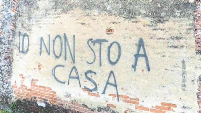 Coronavirus, il gatto al guinzaglio o l’abbronzatura: quelli che a casa non ci vogliono stare