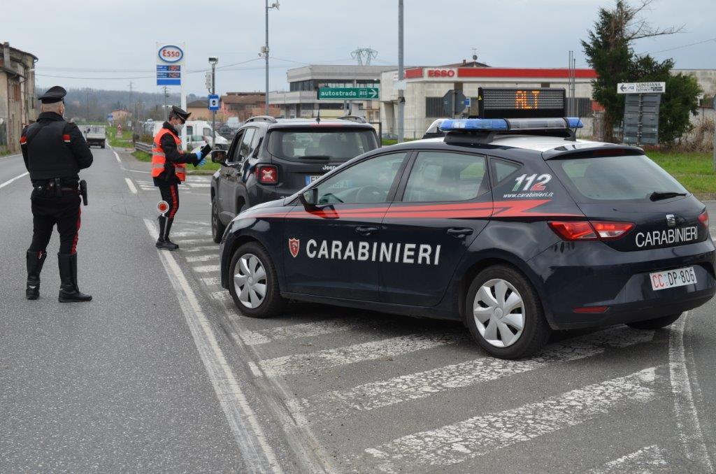 Carabinieri a lavoro per le strade apuane