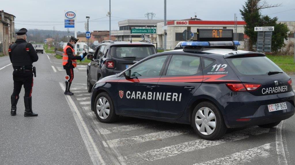 Carabinieri a lavoro per le strade apuane