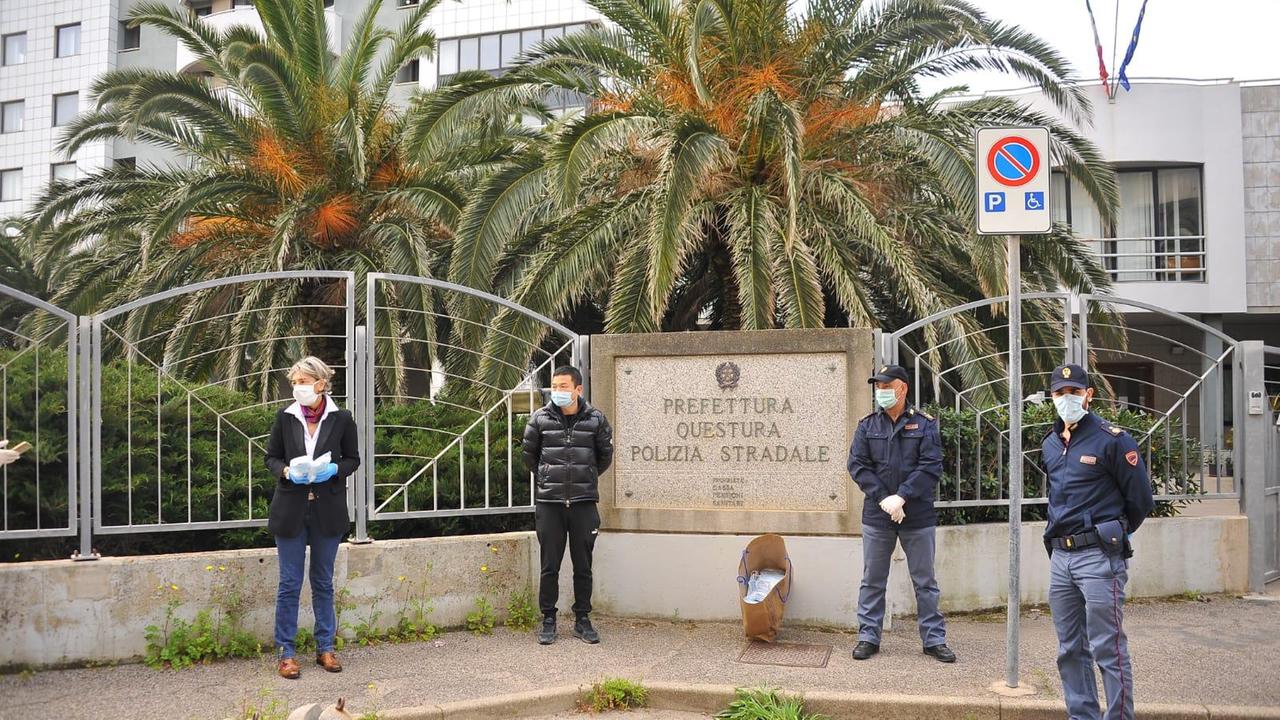 L'associazione Cina Sardegna dona mille mascherine alla polizia di Oristano
