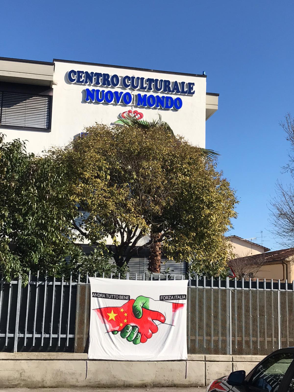 Uno striscione appeso nei giorni scorsi in via Toscana