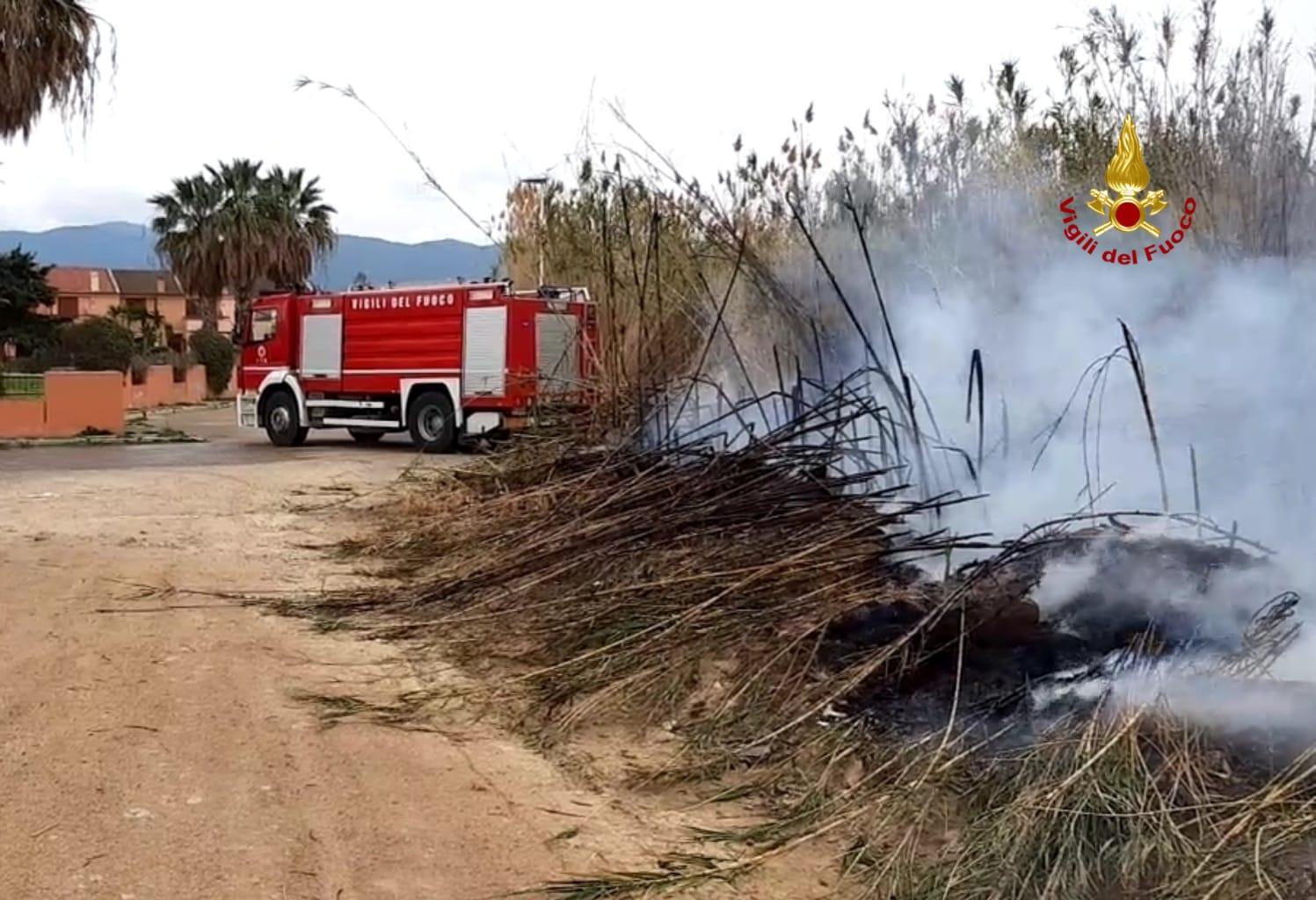 Vasto incendio a Flumini di Quartu, il fuoco lambisce le case 