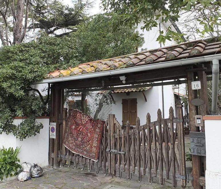 L’ingresso della villa dove è scoppiato il rogo