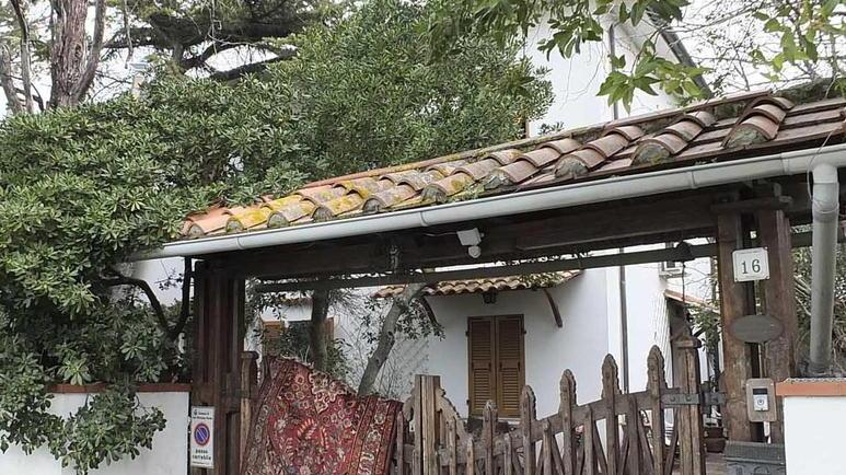 L’ingresso della villa dove è scoppiato il rogo