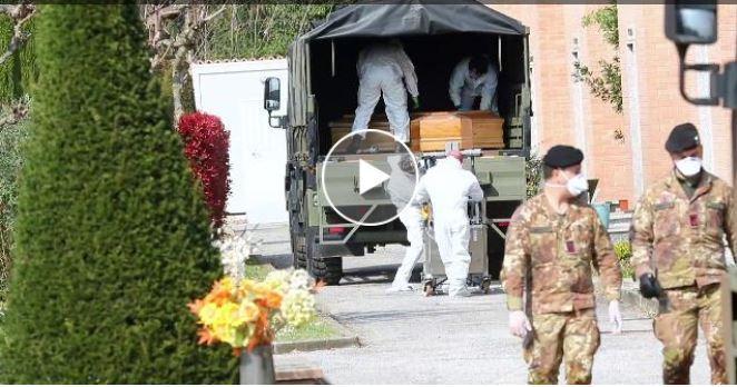 Il convoglio del dolore, da Bergamo a Ferrara i camion pieni di bare