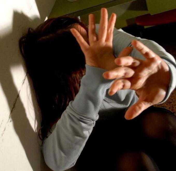 Cerca di farle ingoiare il resto della spesa 