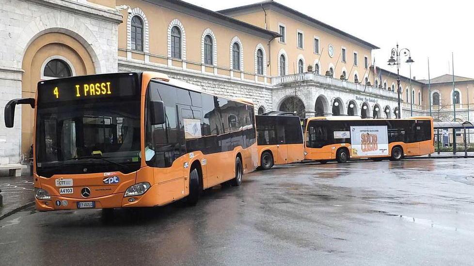 Bus vuoti in questi giorni in piazza della Stazione