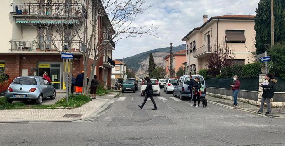 A San Frediano a Settimo la fila per entrare alle Poste arrivava oltre la strada