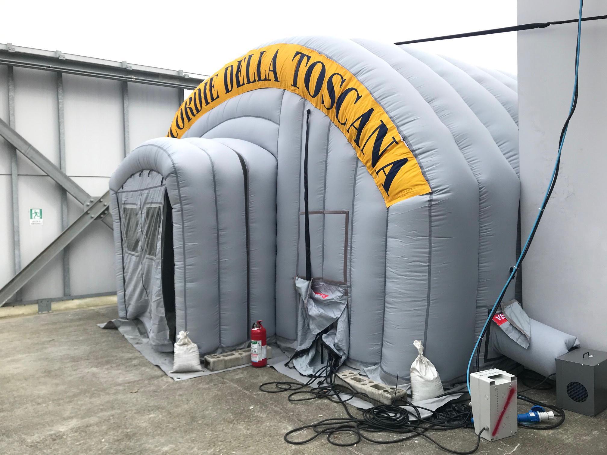 La tenda del pre-triage davanti all'ospedale di Prato