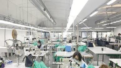 Un'immagine delle lavorazioni all’interno di Pellemoda e Hostage che da lunedì avvieranno la produzione di mascherine