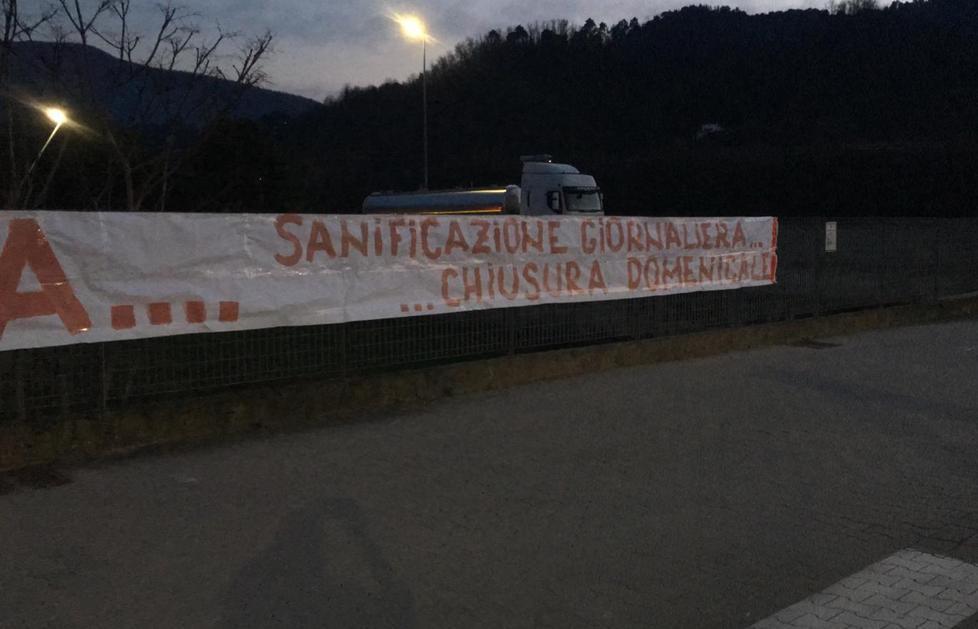 «Sanificare e stop domenica» La protesta alla Lidl di Aulla 