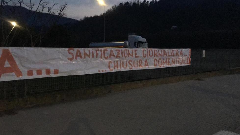 «Sanificare e stop domenica» La protesta alla Lidl di Aulla