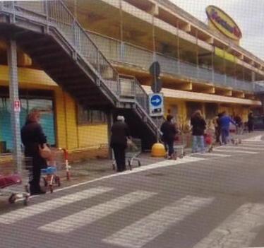 Per fare spesa alla Coop in fila fin sulla via Sarzanese 