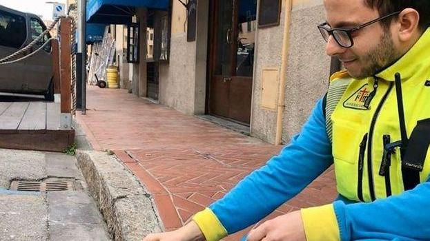 Il volontario soccorre e sfama... un pennuto