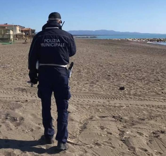 Controlli su oltre 400 persone due le denunce dei vigili urbani 