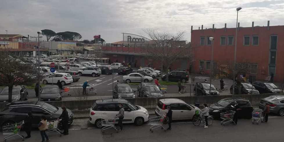 Fila interminabile alla Coop