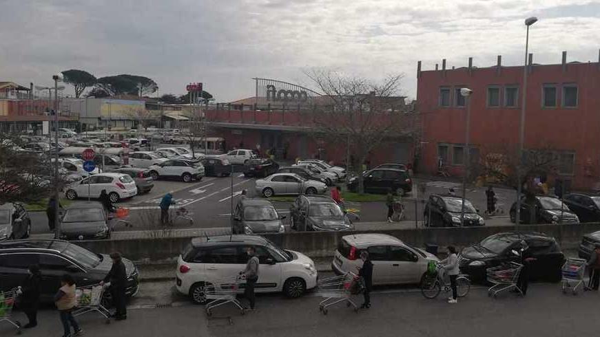 Fila interminabile alla Coop