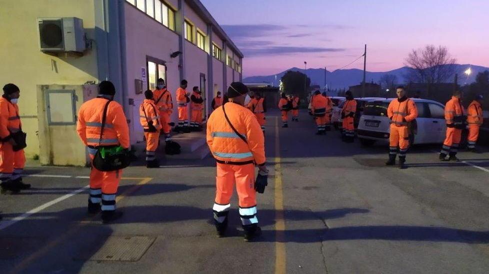 Ancora braccia incrociate e rifiuti in strada poi nel pomeriggio l’intesa con l’azienda