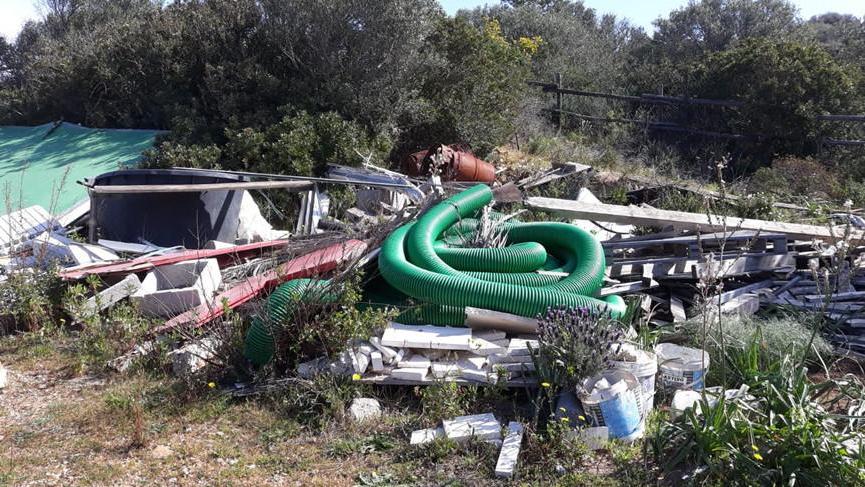 Discarica con vista sulla spiaggia di Ira