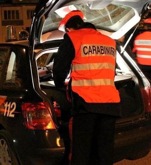 Ubriaco ai controlli tenta di tossire in faccia ai carabinieri 