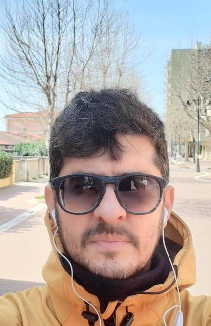 Lorenzo, costretto a camminare per respirare: «Additato ogni giorno per la strada» 