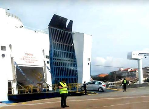La nave poco prima della partenza da Propriano