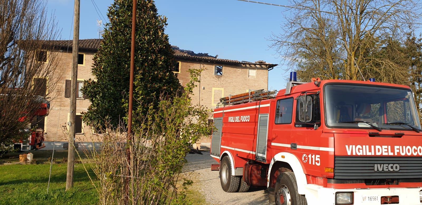 Carpi, incendio in una casa colonica