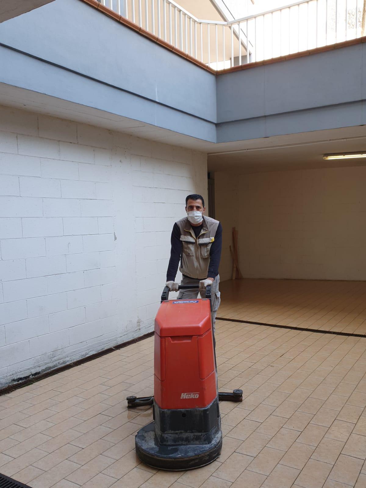 Il cuore di Karim: «Voi rimanete a casa e io igienizzo i vostri condomini» 