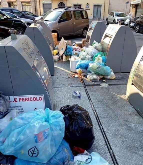 Gli effetti dello sciopero Geofor e... dell’inciviltà in piazza San Silvestro in una fotografia scattata nella tarda mattinata di ieri