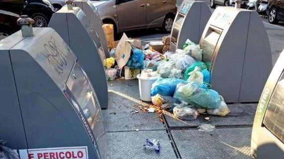 Gli effetti dello sciopero Geofor e... dell’inciviltà in piazza San Silvestro in una fotografia scattata nella tarda mattinata di ieri