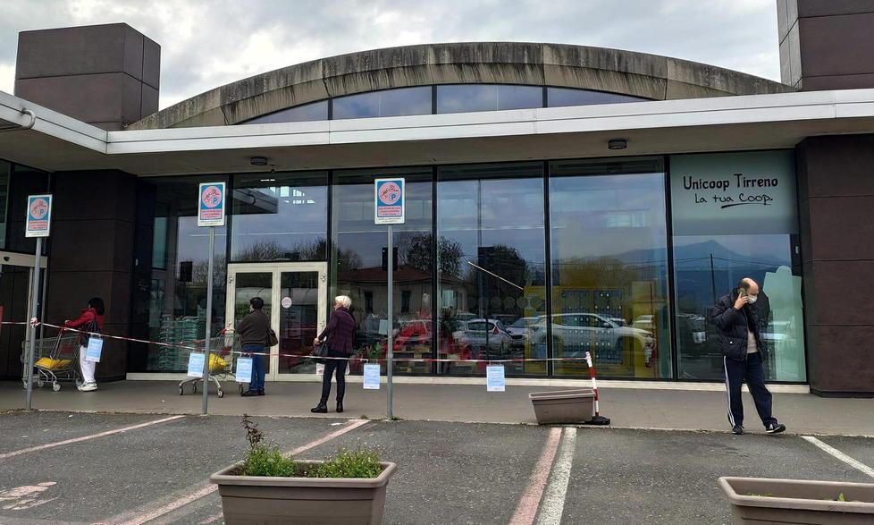 L'appello di commercianti e sindacati: «Controlli sui supermercati contro il virus» 