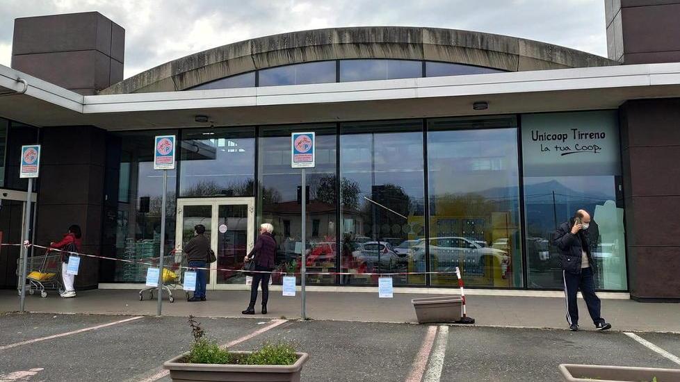 L'appello di commercianti e sindacati: «Controlli sui supermercati contro il virus»