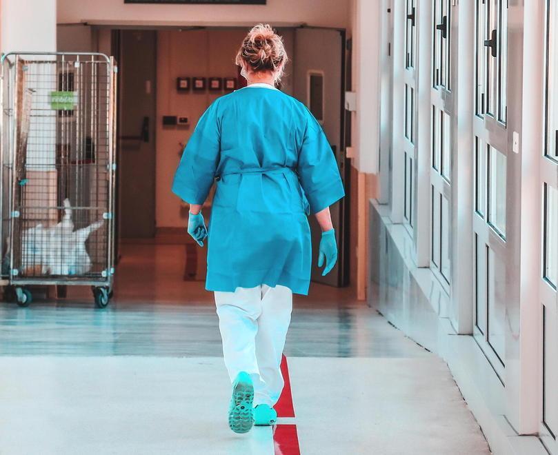 Una dottoressa in una corsia d’ospedale