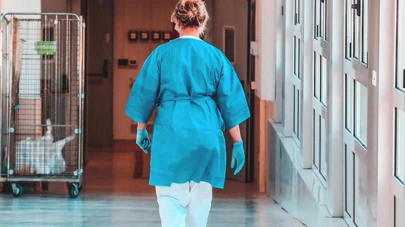 Una dottoressa in una corsia d’ospedale