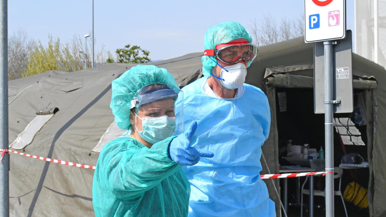 Personale sanitario davanti al pre-triage dell'ospedale San Jacopo di Pistoia (Foto Gori)
