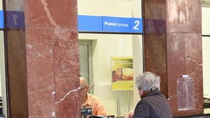 Uffici postali aperti tre giorni su sei, ritirare la pensione diventa un rebus
