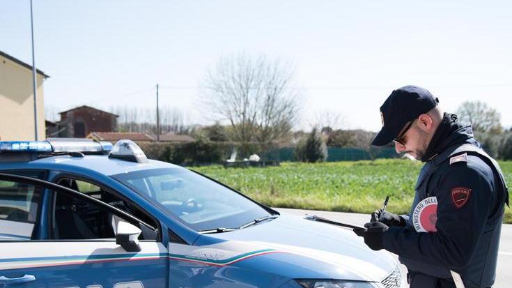 Otto persone denunciate in 24 ore Coppia sorpresa a correre sul fiume