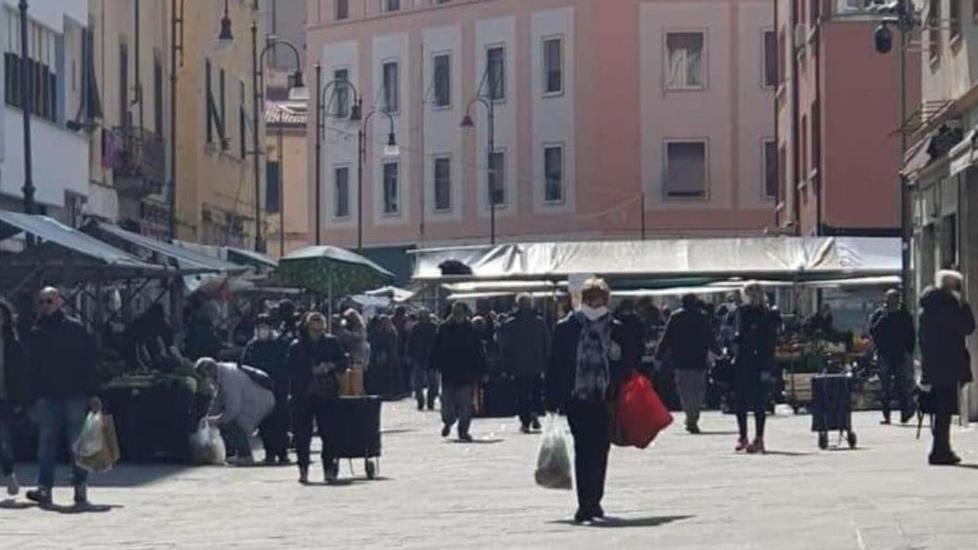 Bruciati contro le fake news su Facebook «La foto? La prospettiva del Mercato inganna»
