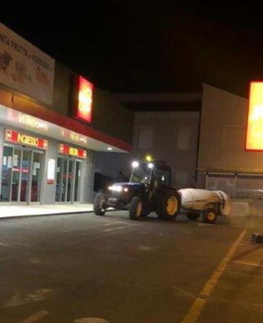 Coronavirus, a Castagneto anche i trattori degli agricoltori per sanificare strade e piazze 
