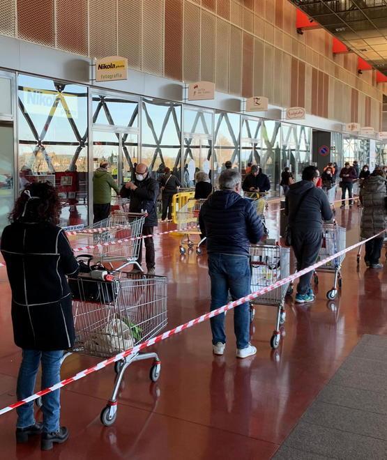 Fila all'ingresso della Coop di Empoli (foto Carlo Sestini)