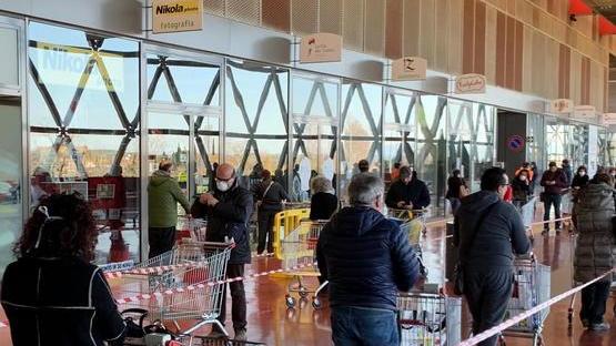 Fila all'ingresso della Coop di Empoli (foto Carlo Sestini)
